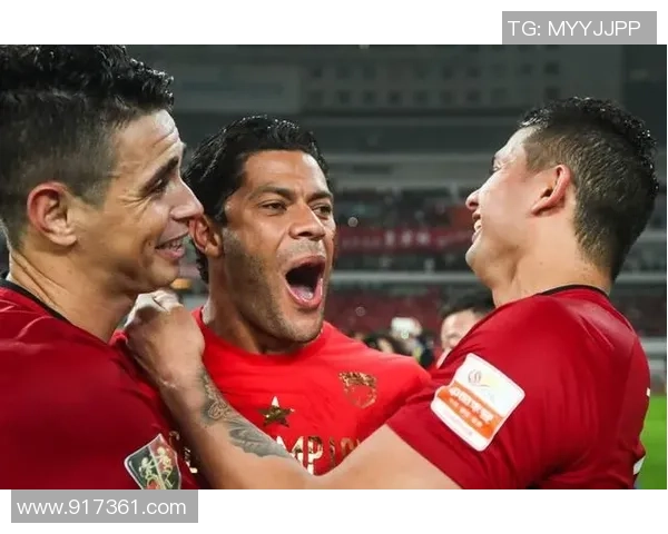 足球明星赛场吐舌挑衅引发热议球迷反应不一展现个性风采